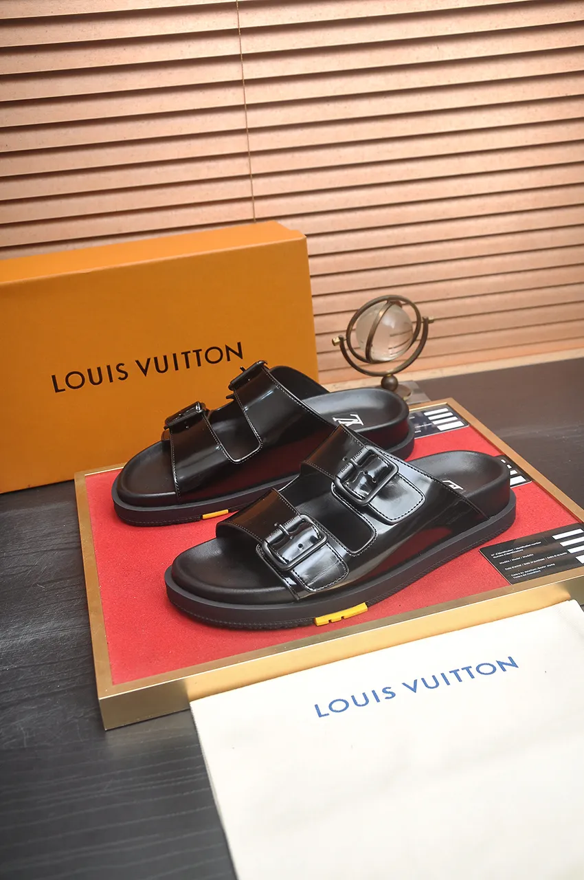 Men's shoes 💰400💶 [Louis Vuitton LV slippers] (high-end cowhide) counter 1:1 fashion style, a must-have for summer! The designer used LV’s iconic outsole. The original simple slippers instantly become fashionable! The upper is made of flexible special cowhide leather straps alternately, and the workmanship is exquisite! A must-have for stylish men in summer, size 38-45 (45 customized)